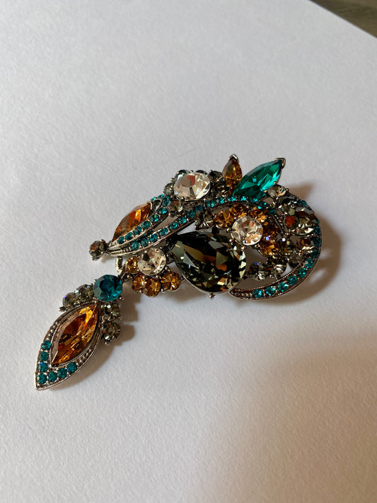 Brooch with dangling crystals - TIA KOREA