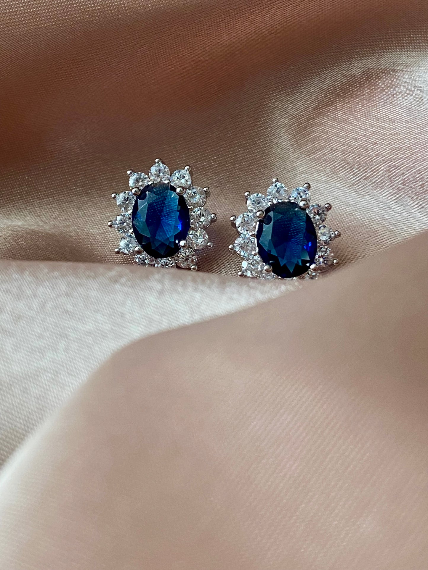 Royal blue Diana sapphire earrings 18K white gold and silver