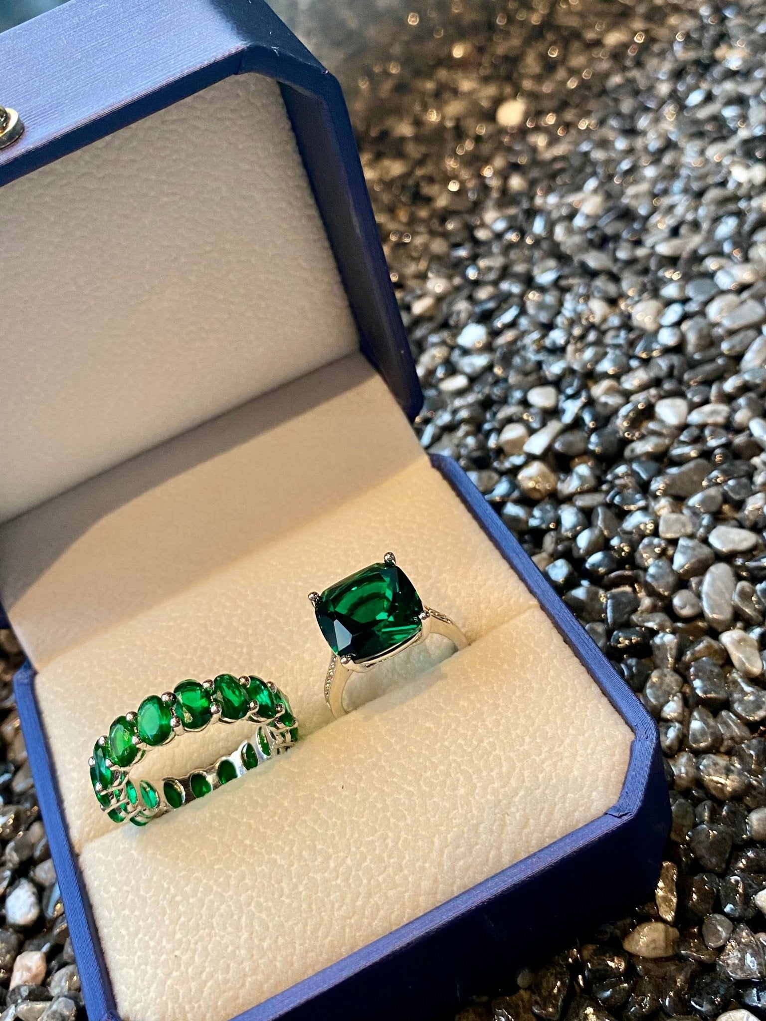 Emerald square cut solitaire 8 carats ring - TIA KOREA