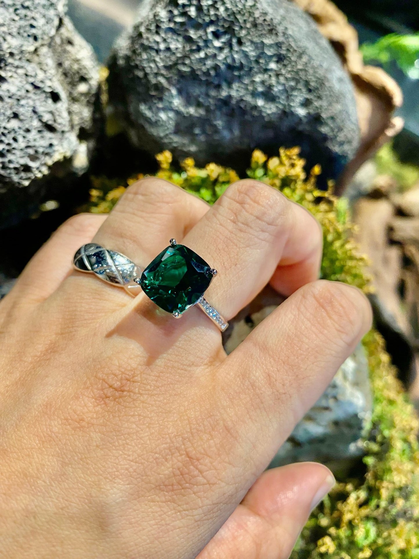 Emerald square cut solitaire 8 carats ring - TIA KOREA