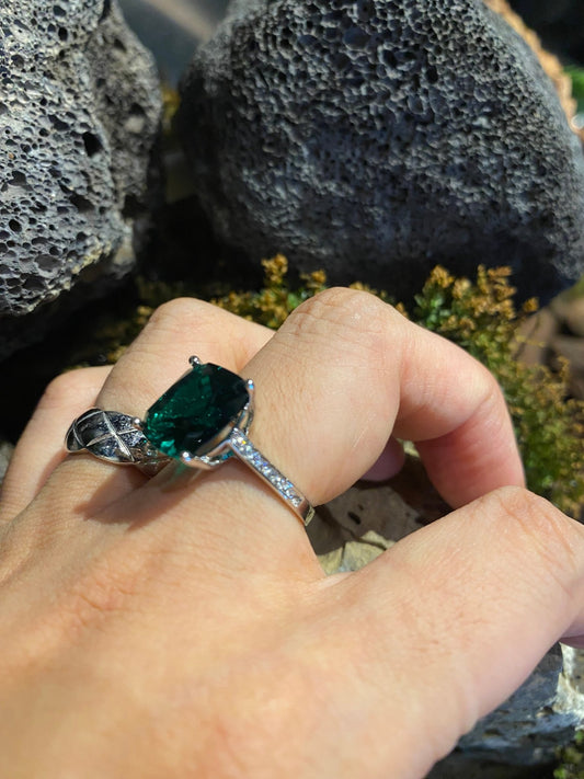 Emerald square cut solitaire 8 carats ring - TIA KOREA